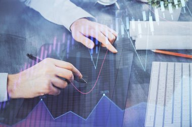 Bir adamın elini tutarken ve bir telefon ve finansal grafik çizimi kullanırken çift pozlama. Analiz kavramı.