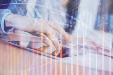 Önx grafik çizimine çifte maruz kalma ve kadın ve erkeğin birlikte çalışarak mobil bir cihaz kullanması. Ticaret konsepti.