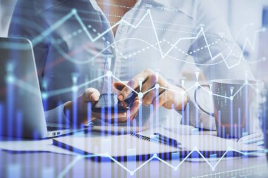 Ön x çizelgesine çift pozlama, hologram çizimi ve cep telefonu kullanan bir kadın. Finansal piyasa kavramı.