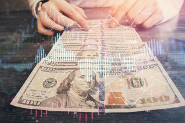 Forx grafiği, hologram, Amerikan dolarları ve insan eli çizimleri. Teknik Analiz kavramı.