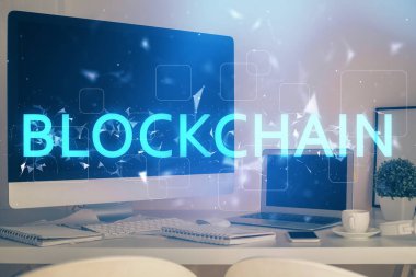 Blockchain temalı holograma ve bilgisayar arkaplanlı masaya çoklu maruz kalma. Bitcoin şifreleme para birimi kavramı.