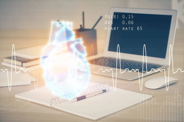 Desktop φόντο υπολογιστή και την καρδιά σχέδιο. Διπλή έκθεση. Ιατρική μελέτη και υγειονομική περίθαλψη έννοια. — Φωτογραφία Αρχείου