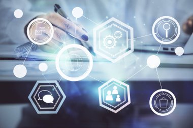 Sosyal ağ temalı hologram ellerin not almasından üstündür. Küresel uluslararası insan kavramı bağlanıyor. Çift pozlama