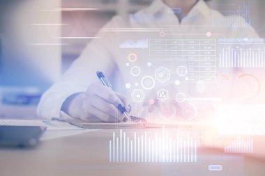 Dijital kodlama simgeleriyle notlar alan ellerin çoklu pozlanması. Bilgisayar öğrenme kavramı.