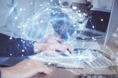 Sosyal ağ temalı hologramda iş adamı arka planda bilgisayar üzerinde çalışıyor. Çoklu pozlama.