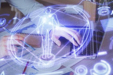 Bilim hologramı, arka planda bilgisayarla çalışan bir adam. Öğrenim anlayışı. Çift pozlama.