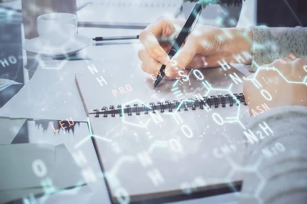 Fórmula de la ciencia holograma sobre las manos de las mujeres tomando notas antecedentes. Concepto de estudio. Exposición múltiple — Foto de Stock