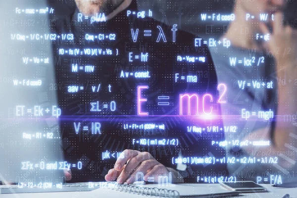 Tudományos képlet hologram, ember dolgozik a számítógépen a háttérben. Oktatási koncepció. Kétszeres expozíció. — Stock Fotó