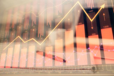 Finansal grafik çizimleri ve açık defter arkaplanı olan bir masa. Önx pazarı kavramı