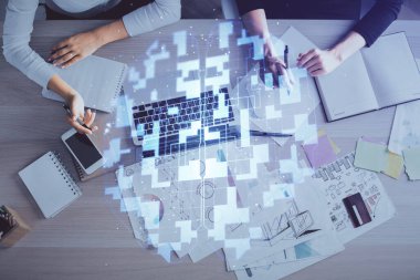 Bilgisayar ve veri temalı hologram çizimlerinde çalışan kadın elleri çift pozlama. Üst Manzara. Teknoloji konsepti.