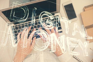 Bilgisayarda çalışan kadın elleri ve engelleme temalı hologram çizimleri. Üst Manzara. Bitcoin kripto para birimi kavramı.