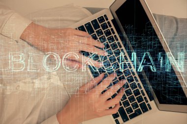 Bilgisayarda çalışan kadın elleri ve engelleme temalı hologram çizimleri. Üst Manzara. Bitcoin kripto para birimi kavramı.