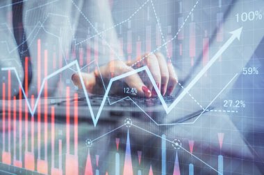 İşkadını ellerinin bilgisayar ve finansal grafik hologramı çizimlerinde çifte pozlama. Borsa analizi kavramı.