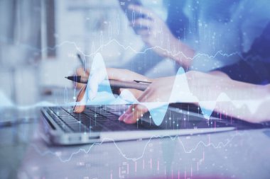 Bilgisayarda ve finansal grafik hologramında yazı yazan kadın ellerine çoklu maruz kalma. Borsa analizi kavramı.