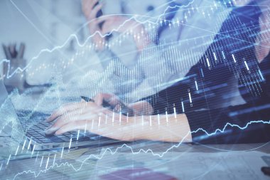 Bilgisayarda ve finansal grafik hologramında yazı yazan kadın ellerine çoklu maruz kalma. Borsa analizi kavramı.