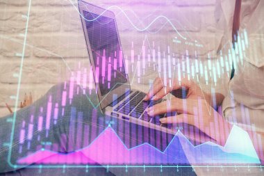 Bilgisayarda ve ön x grafik hologramında yazı yazan kadın ellerine çok maruz kalmış. Borsa analizi kavramı.