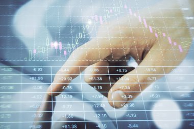 Bir adamın el ele tutuşup, telefon ve finansal çizim kullanırken birden fazla pozlama. Pazar analizi kavramı.