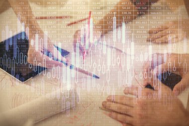 Önx grafik çizimine çifte maruz kalma ve kadın ve erkeğin birlikte çalışarak mobil bir cihaz kullanması. Ticaret konsepti.