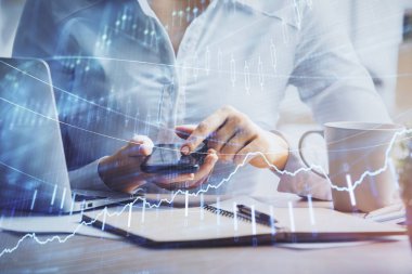 Ön x çizelgesine çift pozlama, hologram çizimi ve cep telefonu kullanan bir kadın. Finansal piyasa kavramı.