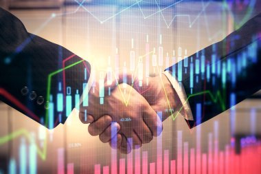 Forx grafik hologramı ve iki adamın el sıkışması. Borsa konsepti.