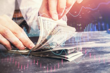 Forx grafiği, hologram, Amerikan dolarları ve insan eli çizimleri. Teknik Analiz kavramı.