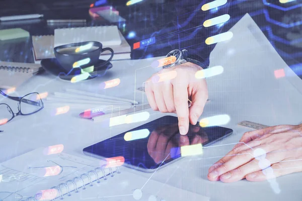 Double exposition des hommes tenant la main et utilisant un appareil numérique et dessin de thème de données. Concept technologique. — Photo
