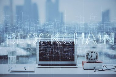 Engelleme zinciri ve kripto ekonomi temalı hologram ve bilgisayar geçmişi olan bir masa. Bitcoin kripto para kavramı.