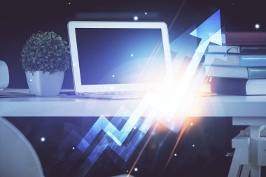 Bilgisayar masaüstünde, okların hologramını gösteriyor. Çifte maruziyet. Başarı kavramı.