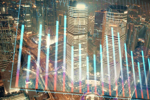 Financiële grafiek op de stad scape met hoge gebouwen achtergrond multi exposure. Analyse concept. — Stockfoto