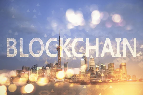 Multi exponering av cryptocurrency tema hologram ritning och stad slöja bakgrund. Begreppet blockchain och bitcoin. — Stockfoto