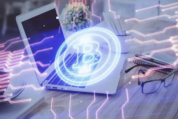 Dubbel exponering av blockchain och crypto ekonomi tema hologram och tabell med datorbakgrund. Begreppet bitcoin cryptocurrency. — Stockfoto