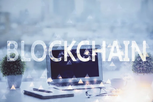 Dubbele blootstelling van blockchain en crypto economy thema hologram en tafel met computer achtergrond. Concept van Bitcoin cryptogeld. — Stockfoto