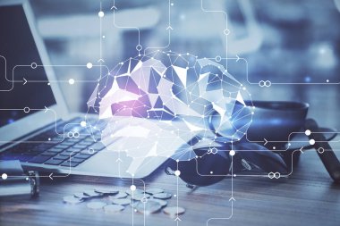 Bilgisayar ve beyin hologramı ile çalışma masasının çoklu açığı. Beyin fırtınası konsepti.