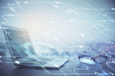 Bilgisayar ve teknoloji temalı holograma çifte maruz kalma. Serbest çalışma kavramı.