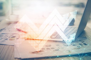 Bilgisayar masaüstünde, okların hologramını gösteriyor. Çifte maruziyet. Başarı kavramı.