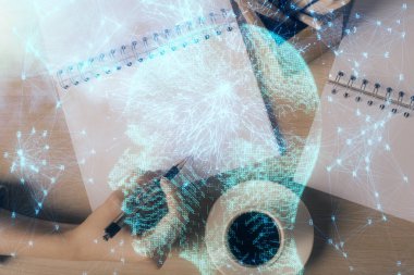 Arka plana beyin hologramıyla el yazısı yazan kadınların çoklu pozları. Beyin fırtınası kavramı.