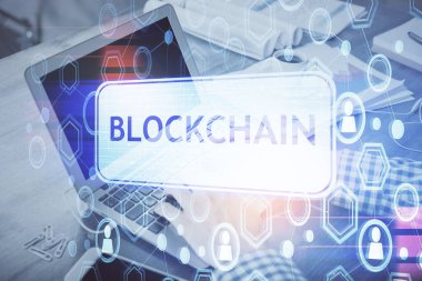 Arka planda bilgisayarla çalışan bir adamın olduğu engelleme temalı hologram. Kripto zinciri kavramı. Çift pozlama.