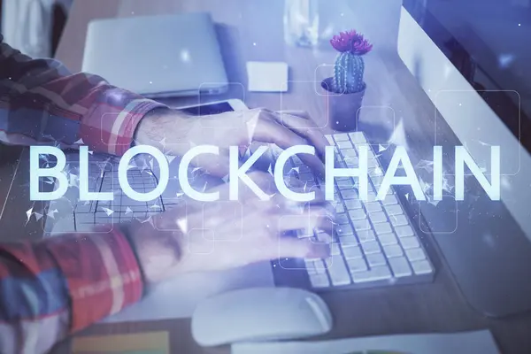 Blockchain-Thema hud mit Mann arbeitet am Computer auf Hintergrund. Konzept der Kryptokette. Doppelbelastung. — Stockfoto