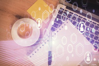 Masaüstü arkaplanındaki bilgisayar üzerinden sosyal ağ hologramı çizimleri. Üst Manzara. Çoklu maruz kalma. İnsanlarla bağlantı kavramı.