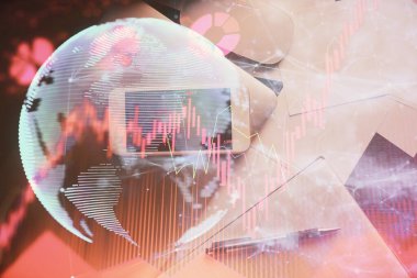 Masaüstü üzerinde telefon ile iş temalı hologramın çifte pozlandırılması. Üst Manzara. Mobil uluslararası ticaret bağlantısı kavramı.