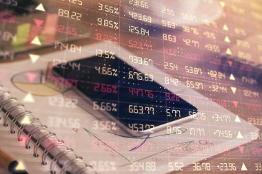 Ön plan çizimi ve cep telefonu arkaplanı çift pozlama. Mali veri analizi kavramı