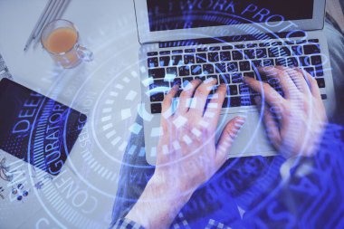 Erkeklerin ellerinin bilgisayar klavyesini ve veri temalı hologram çizimini yazarken çoklu pozlama. Üst Manzara. Teknoloji konsepti.