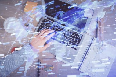 Erkeklerin ellerinin bilgisayar klavyesini ve veri temalı hologram çizimini yazarken çoklu pozlama. Üst Manzara. Teknoloji konsepti.