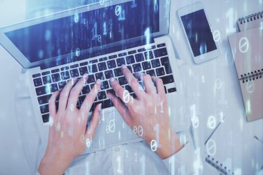 Bilgisayar ve veri temalı hologram çizimlerinde çalışan kadın elleri çift pozlama. Üst Manzara. Teknoloji konsepti.