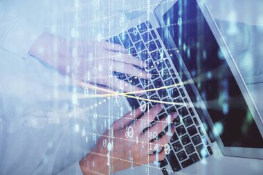 Bilgisayar ve veri temalı hologram çizimlerinde çalışan kadın elleri çift pozlama. Üst Manzara. Teknoloji konsepti.