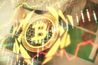 Bilgisayarda çalışan kadın elleri ve engelleme temalı hologram çizimleri. Üst Manzara. Bitcoin kripto para birimi kavramı.