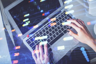 Bilgisayar ve veri temalı hologram çizimlerinde çalışan kadın elleri çift pozlama. Üst Manzara. Teknoloji konsepti.