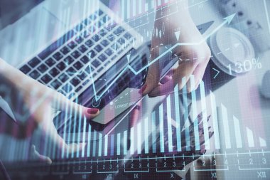 İşkadını ellerinin bilgisayar ve finansal grafik hologramı çizimlerinde çifte pozlama. Borsa analizi kavramı.