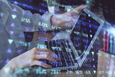 Bilgisayarda ve ön x grafik hologram çiziminde kadın eli yazarken çift pozlama. Borsa yatırım kavramı.