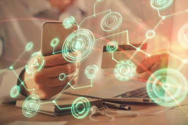 Elinde kredi kartı ve sosyal ağ temalı bir çizim tutan bir adamın çift pozu. Dijital finans ve E-ticaret kavramı.